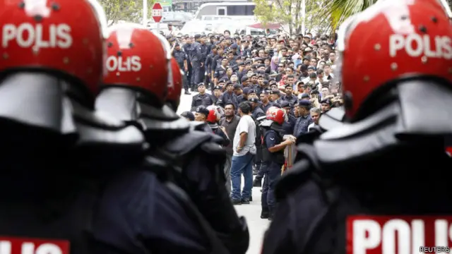 Những người ủng hộ ông Anwar Ibrahim đã đứng đầy bên ngoài tòa án trong phiên xử hôm 10/2