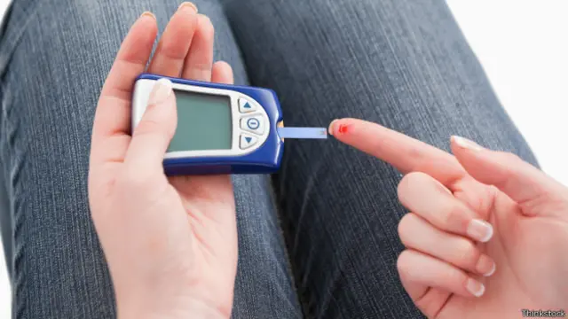 مبتلایان به دیابت نوع اول باید چندین بار در طول روز قند خون خود را اندازه بگیرند