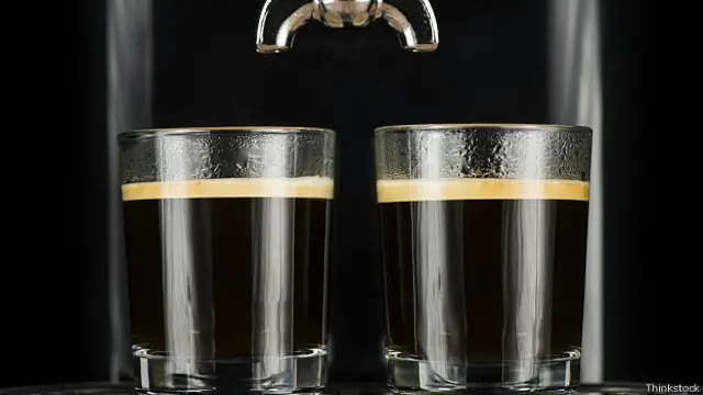 Два стакана крепкого черного кофе