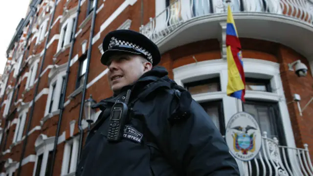 අසාන්ජ් රැඳී සිටින තානාපති කාර්යාලය වටකොට පොලිස් රැකවල්