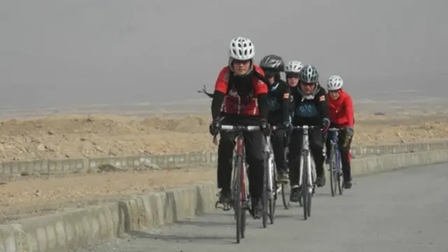 خواتین کی یہ سائیکلنگ ٹیم ہفتے میں تین دن مشق کرتی ہے