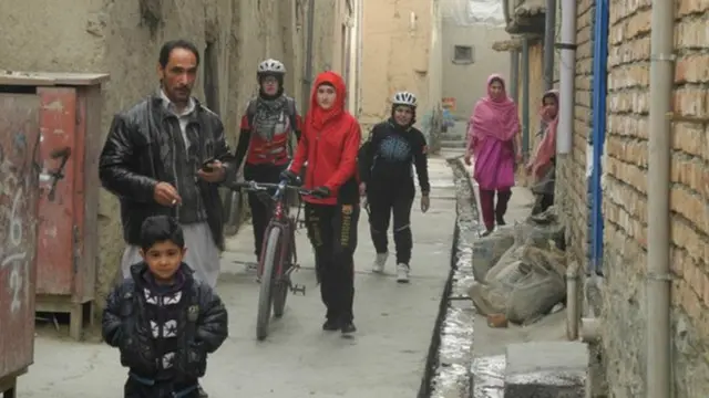 یہ کھیل ِاس ملک میں رائج ان روایات کو توڑتا ہے جہاں معاشرے میں اکثر خواتین کو محرم کے بغیر گھر سے نکلنے کی اجازت تک نہیں ہوتی