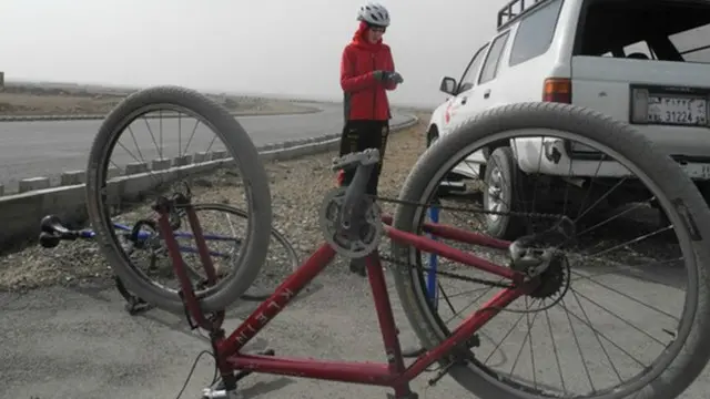 ان کی سائیکلیں اس معیار کی نہیں جو اس کھیل کے عالمی کھلاڑی استعمال کرتے ہیں اور عبدل صادق مانتے ہیں کہ ابھی ان کی ٹیم عالمی مقابلوں میں حصہ لینے سے بہت دور ہے