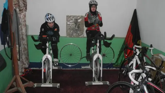  مریم مرجان مختلف سکولوں میں جا کر ایسی لڑکیوں کو تلاش کرتی ہیں جو ٹیم میں شامل ہونا چاہیں