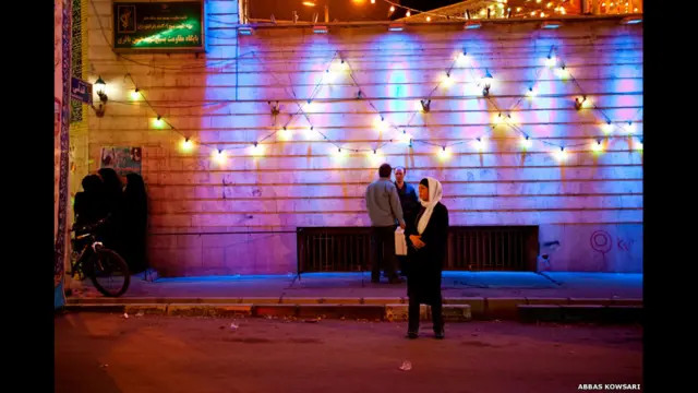 2012 йилда олинган туркум суратларда одамларнинг қўшнилари билан тун ёруғидаги муносабатлари акс этган.