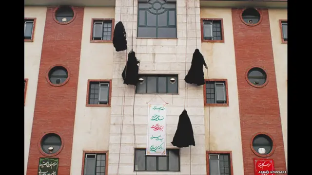 Суратларда Эрондаги ҳаётга муқобил назар ташланади. Масалан, махсус аёл полиция кучларининг машқлар чоғида бинодан осилиб тушаётганлари акс этган мана бу сурат.