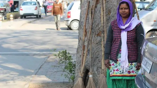 ڈولی دہلی کی سڑکوں پر جھاڑو پھیرتی ہیں جو عام آدمی پارٹی کا انتخابی نشان بھی ہے
