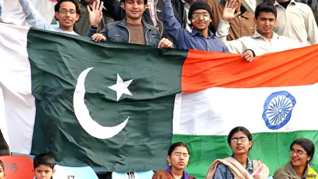 भारत और पाकिस्तान के झंडे
