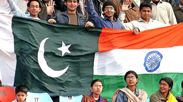 پاکستان اور بھارت کی کرکٹ ٹیمیں 11ویں ورلڈ کپ میں اپنے سفر کے آغاز میں ہی اتوار کو ایڈیلیڈ میں مدمقابل آ رہی ہیں۔