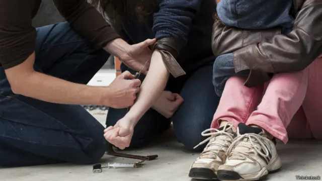 مشکلات اکثر کسانی که در بزرگسالی دچار اختلال مصرف مواد هستند، از دوران جوانی و قبل از ۱۸ سالگی آغاز می شود