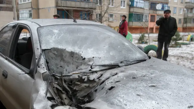 Разрушенный снарядом автомобиль