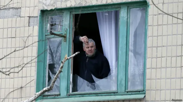 Человек в окне, разбитом снарядом