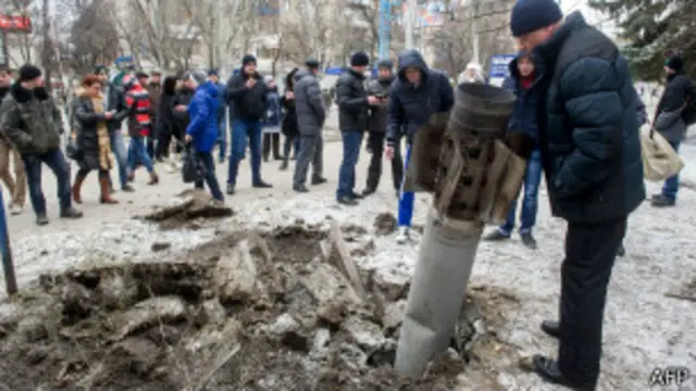 ဒုံးကျည် အခွံတွေကို စုရုံး ကြည့်ရှုကြတဲ့ Kramatorsk မြို့သားတွေ