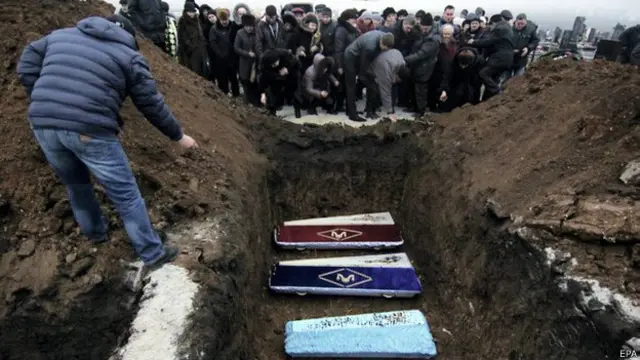 En la ciudad portuaria de Mariupol perdieron la vida 30 personas, en un reciente ataque de artillería que según observadores internacionales provenía de las zonas controladas por los separatistas. 