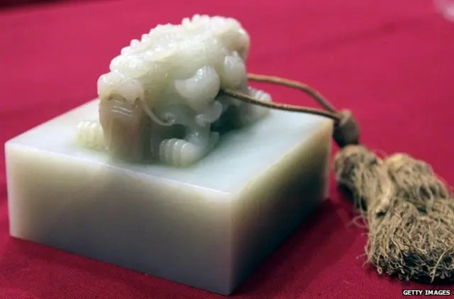 El palacio estaba repleto de joyas culturales. En 2009, los chinos protestaron cuando este sello imperial fue subastado en París, argumentando que había sido robado en 1860. 