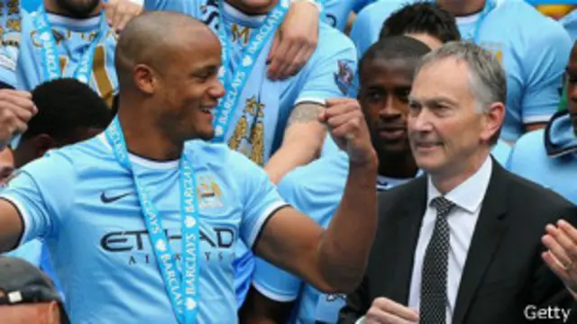 El capitán del campeón de Inglaterra, Vicent Company, junto a Richard Scudamore, el director ejecutivo de la Liga Premier.