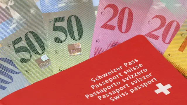 সুইটজারল্যান্ডের রাজনৈতিক নিরপেক্ষতা, স্থিতিশীলতা এবং গ্রাহকের গোপনীয়তা বজায় রাখার সুনামের কারণেই সারা বিশ্ব থেকে লোকজন সুইস ব্যাঙ্কে অর্থ রাখতে চায়