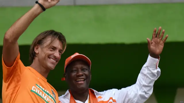 Le président Alassane Ouattara et le sélectionneur Herve Renard