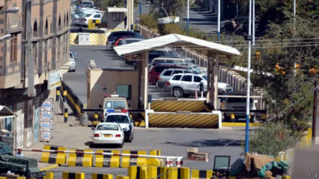 امریکی وزارت خارجہ نے یمن میں جاری سیاسی بحران اور سکیورٹی خطرات کے پیش نظر صنعا میں اپنے صفارت خانے کے بند کیے جانے اور عملے کے ہٹائے جانے کی تصدیق کی ہے