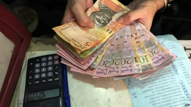 El billete de mayor denominación en Venezuela, el de 100, es menos que un dólar en el mercado paralelo, que ahora será legal. 