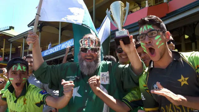 میچ دیکھنے کے لیے پاکستانی تماشائیوں کی قابلِ ذکر تعداد سڈنی کرکٹ گراؤنڈ میں موجود تھی۔