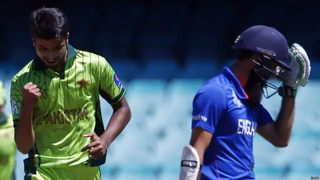 پاکستان اور انگلینڈ کے وارم اپ میچ میں احسان عادل نے آغاز میں ہی پاکستان کو پہلی کامیابی دلوائی۔