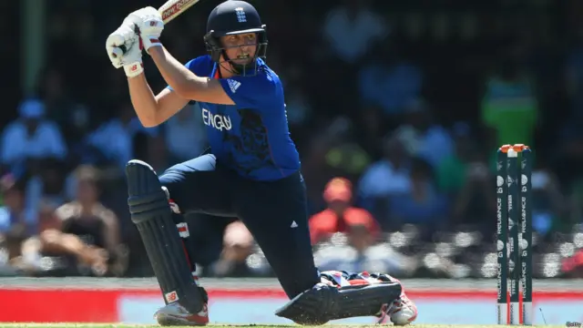 گیری بیلنس نے چار چوکوں کی مدد سے نصف سنچری بنائی۔