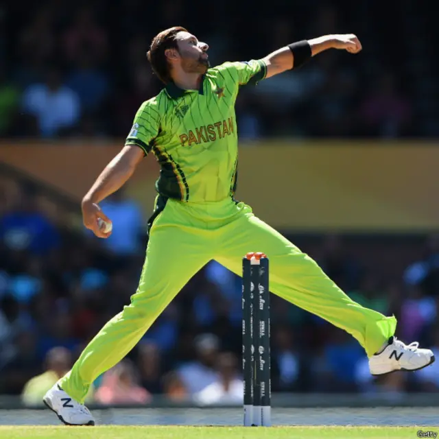 شاہد آفریدی نے ہیلز کو آؤٹ کر کے پاکستان کو دوسری کامیابی دلوائی۔