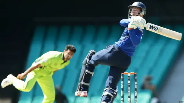 ابتدائی نقصان کے باوجود ایلکس ہیلز نے عمدہ بلے بازی کی اور دوسری وکٹ کے لیے بیلنس کے ساتھ مل کر 64 رنز کی شراکت قائم کی۔