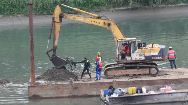 挖土機挖開河牀的淤泥