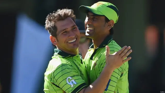 پاکستانی لیگ سپنر یاسر شاہ نے ایک ہی اوور میں بیلنس اور پھر مورگن کی وکٹیں لے کر میچ دلچسپ بنا دیا۔