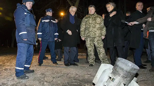 یوکرین کے صدر پیٹرو پورشینکو کو روس نواز باغیوں کی جانب سے فائر کیے والے ہتھیار دکھائے جا رہے ہیں