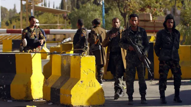 سعى زعيم الحوثيين الى طمأنة البعثات الدبلوماسية، مؤكدا أن "الوضع الامني مستقر"