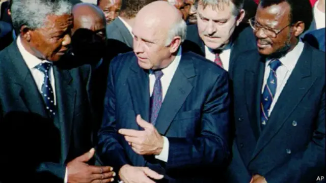 (Photo d’archives 03/04/1994) Nelson Mandela, FW De Klerk et Chief Mangosuthu Buthelezi avant les pourparlers menant à l’abolition du régime de l’Apartheid en 1994