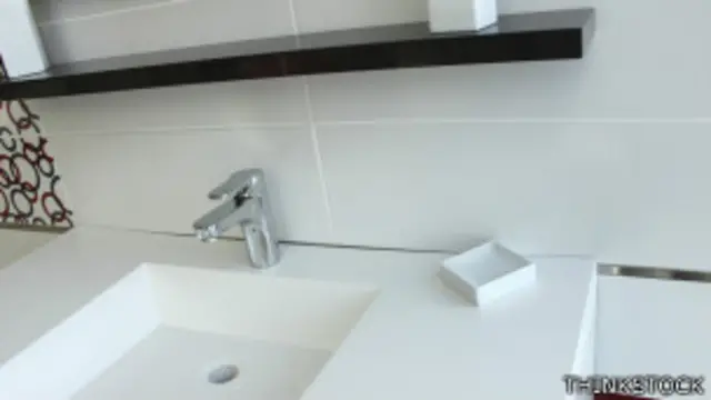 Los desarrolladores recomiendan elegir un objeto concreto que esté lejos de la cama, como el lavabo.