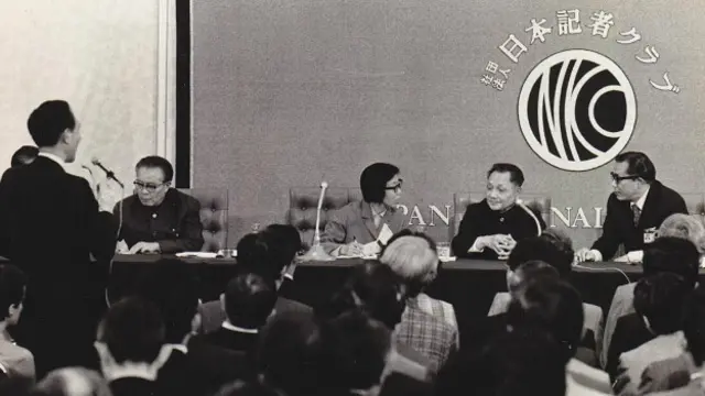 访问期间,邓小平在东京的日本记者俱乐部举行了一次为世人瞩目的记者招待会。(资料图片)