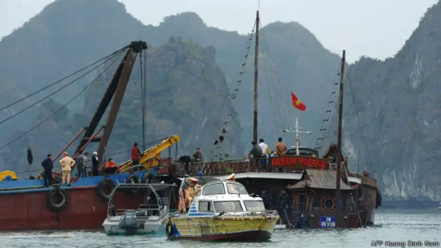 Trục vớt tàu du lịch bị đắm năm 2011 khiến 12 khách bị thiệt mạng