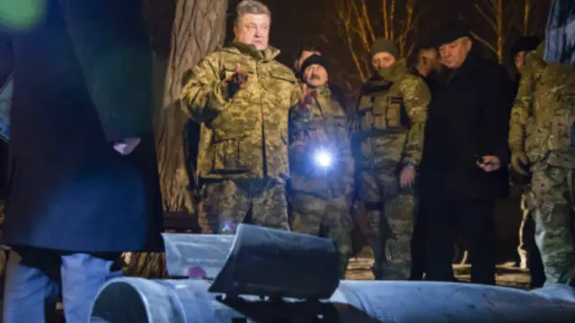 乌克兰总统波罗申科(中间)察看一枚没有爆炸的火箭弹