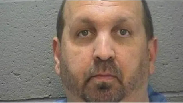 وجهت للمشتبه فيه كريك سيتفن هيكس ويبلغ من العمر 46 عاما تهمة القتل العمد