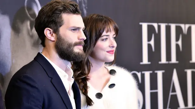 根據成人小說改編的情色電影《格雷的50道陰影》的男女主角達科塔·約翰遜和傑米·多南。 