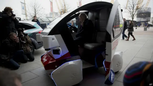 Винс Кейбл в прототипе автомобиля без водителя LUTZ