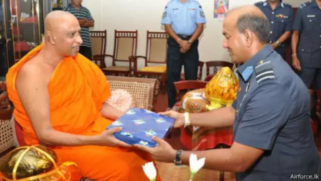 'මිනිස්සුන්ගේ ශ්‍රී විභූතිය පෙන්නන්න අවශ නෑනේ නීති විරෝධී අන්දමින්?'