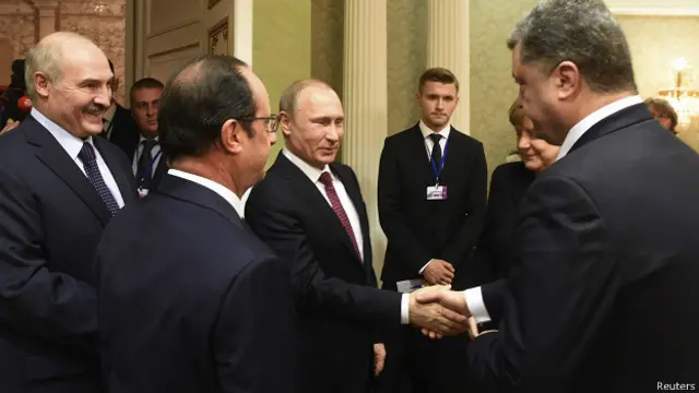 Hai ông Putin và Poroshenko bắt tay một cách hờ hững