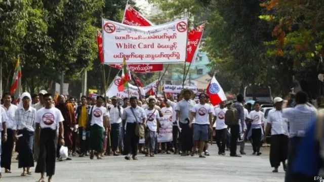 په لاریونونو کې د شین تومانا په نامه یوه بودايي مذهبي مشر وویل ''د سپینو کارتونو لرونکي د هېواد وګړي نه دي، چې د هېڅ هېواد په ټاکنو کې د رایو اچولو حق نه لري،‌ دا یوازې د رایو خپلولو لپاره د سیاستوالو یوه پلمه ده''.
