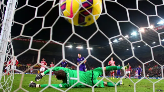 سيرجيو أغويرو يسجل هدف مانشستر سيتي الثاني من ضربة جزاء