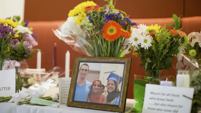 د وژل شوو:‌ ضیاء برکات،‌ د هغه د مېرمنې يُسر محمد ابو صالحه او د هغې د خور رزان محمد ابو صالحه د شمالي کارولینا ایالت په چپل هېل کې پخپل کور کې موندل شوي چې پر سرونو په مرمیو ویشتل شوي. 