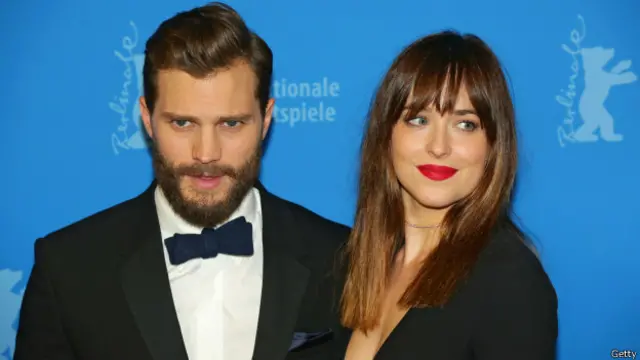 Головні ролі у фільмі "П'ятдесят відтінків сірого" виконали Джеймі Дорнан і Дакота Джонсон