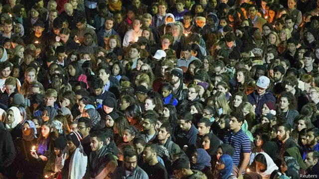 Ribuan orang menyampaikan duka cita dalam prosesi pemakaman tiga korban penembakan di Chapel Hill.