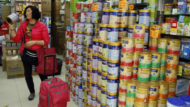 香港某药店内一名中国大陆游客拿起一罐婴幼儿配方奶粉问价（9/2/2015）