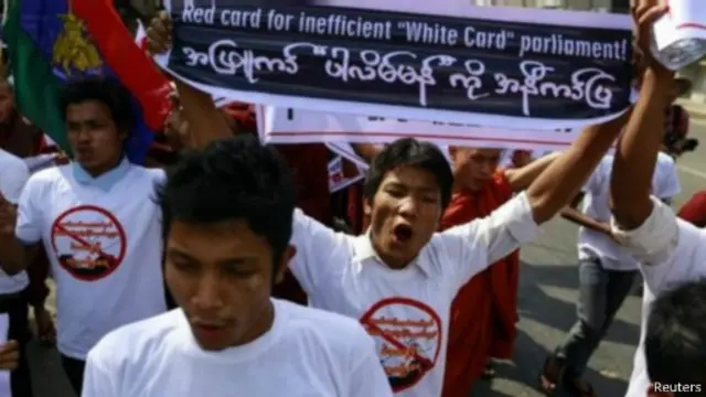 Ratusan pengunjuk rasa menuntut agar komunitas Rohingya tidak diberikan hak suara.